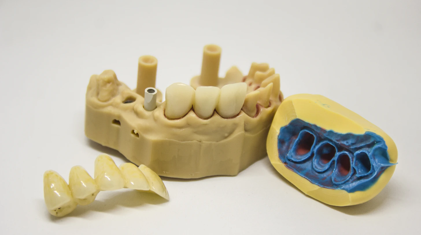Zahnmodell mit Brücke und Implantaten aus Kunststoff neben Abformungen – 6. Semester Zahnmedizin