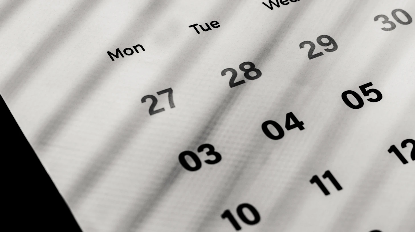 Monatskalender mit Wochentagen und Daten in Nahaufnahme – Fristen Zahnmedizin 2027: Kalender aller Termine