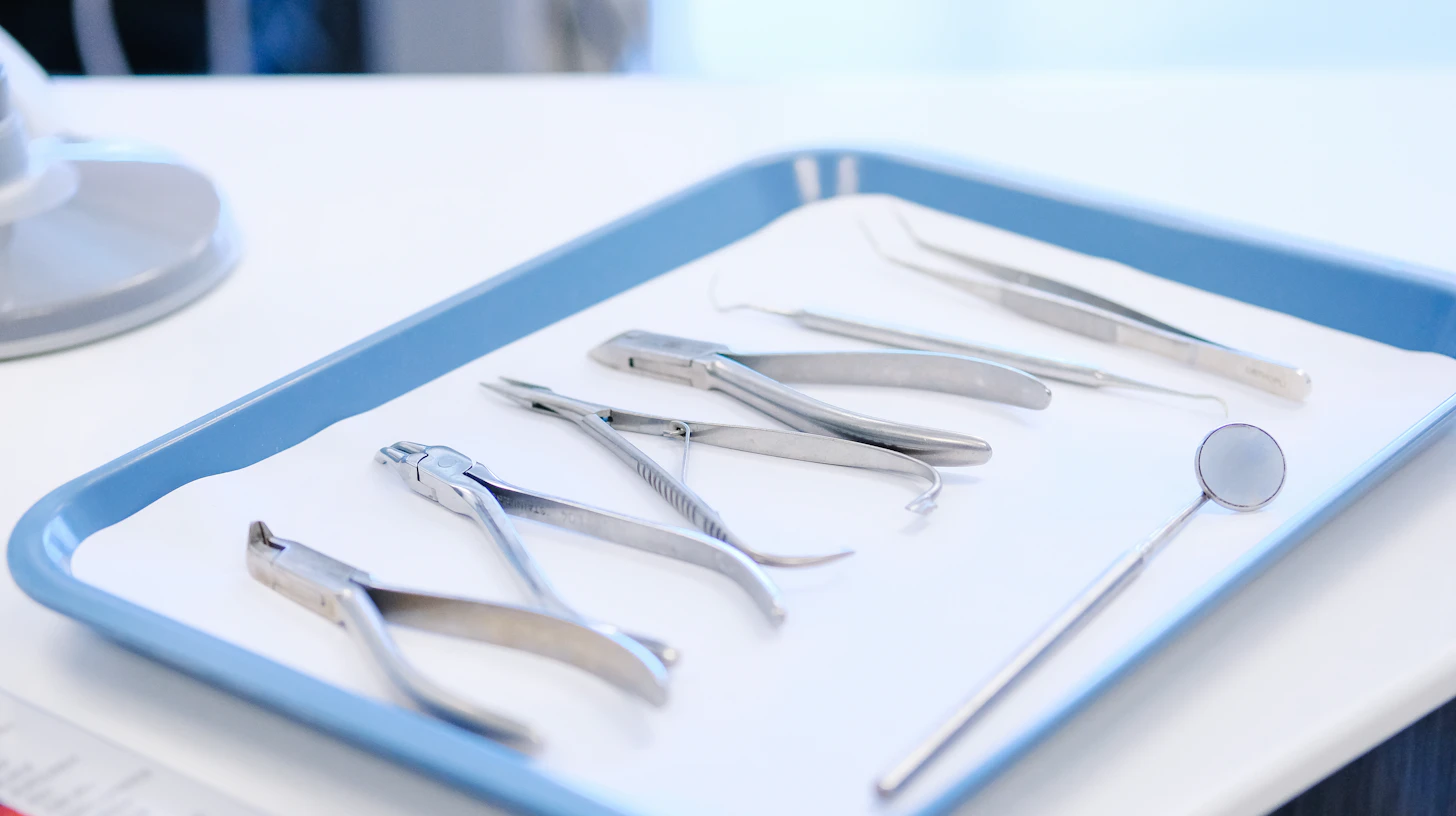 Zahnärztliche Instrumente auf einem Tablett mit blauem Rand – Kenntnisprüfung Zahnmedizin
