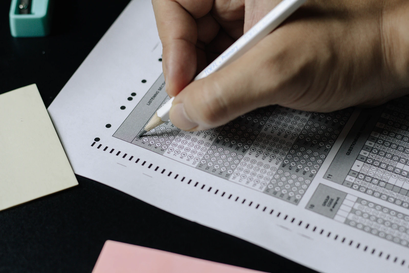 Hand füllt mit einem Bleistift einen Multiple-Choice-Antwortbogen aus – Z3 Zahnmedizin: Der neue schriftliche IMPP-Teil