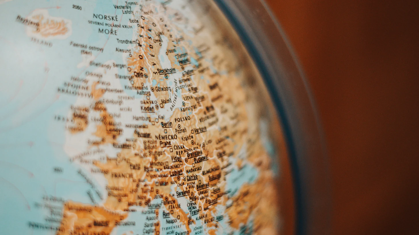 Nahaufnahme eines Globus mit Europa – Zahnmedizin studieren mit ausländischem Abitur