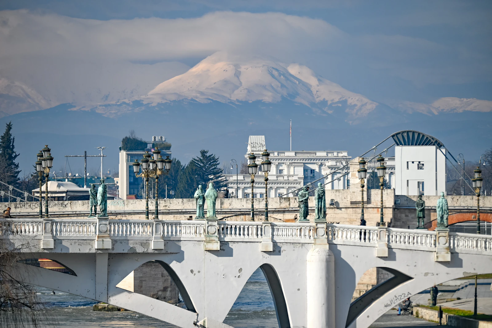 Brücke mit Statuen und Bergpanorama in Skopje – Zahnmedizin in Nordmazedonien studieren