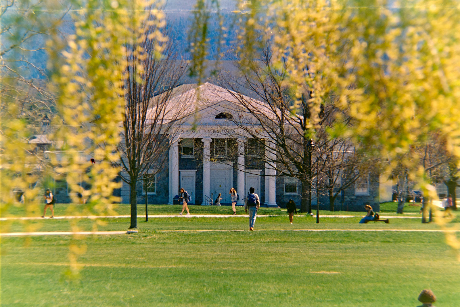 Campuswiese im Frühling mit Säulengebäude im Hintergrund – Zahnmedizin zum Sommersemester