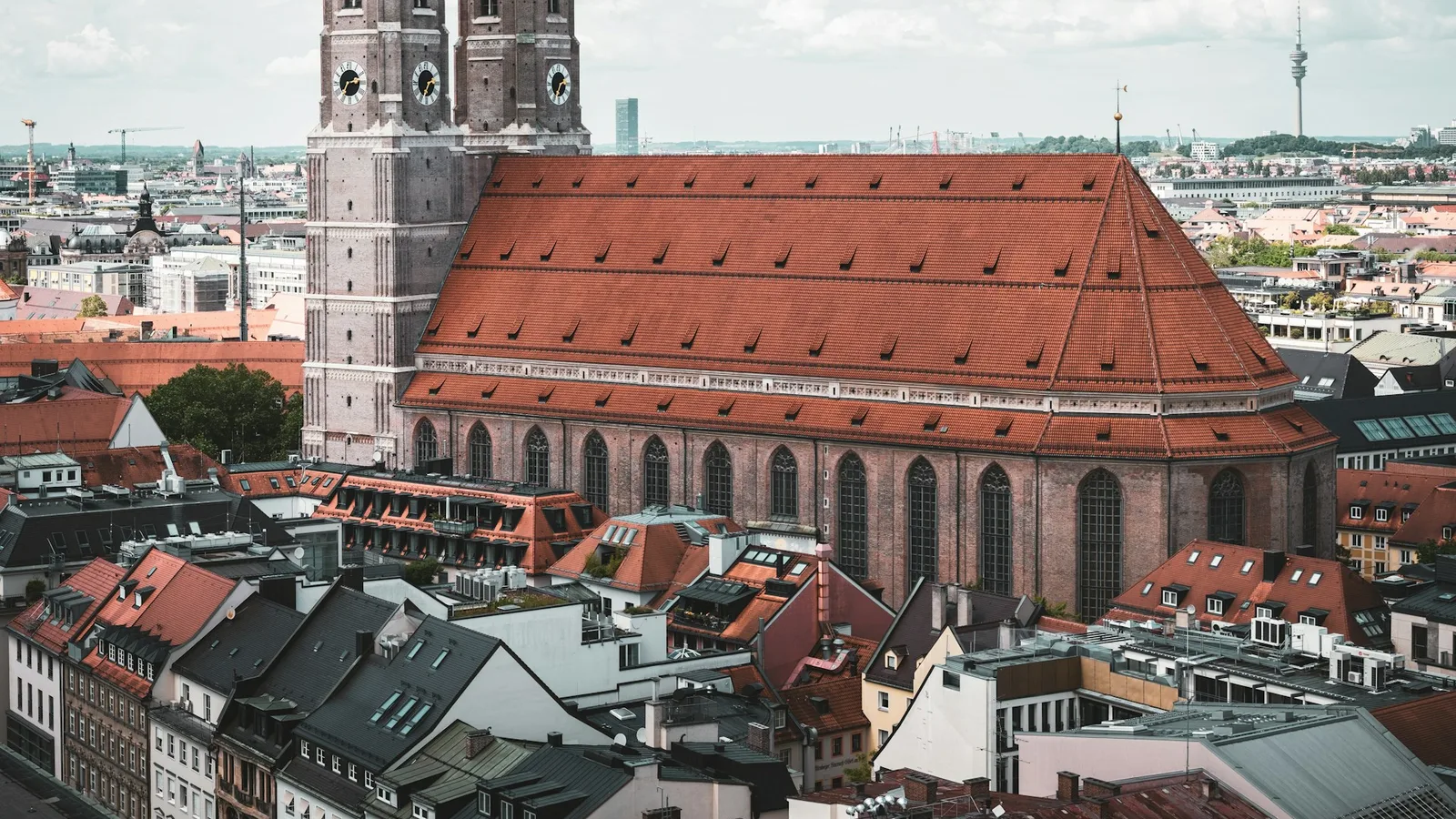 Frauenkirche über den Dächern von München – Zahnmedizinstudium in München