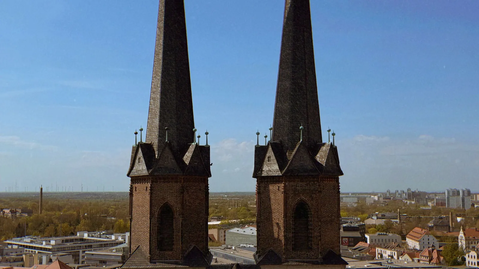 Türme der Marktkirche über den Dächern von Halle – Zahnmedizinstudium in Halle